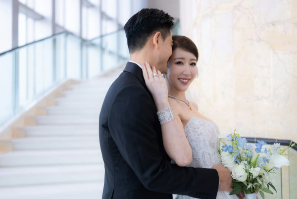 前TVB咪神陳婉衡婚禮大解放！36E超低胸透視婚紗震撼全場 狂戴流星錘金鈪顯氣派