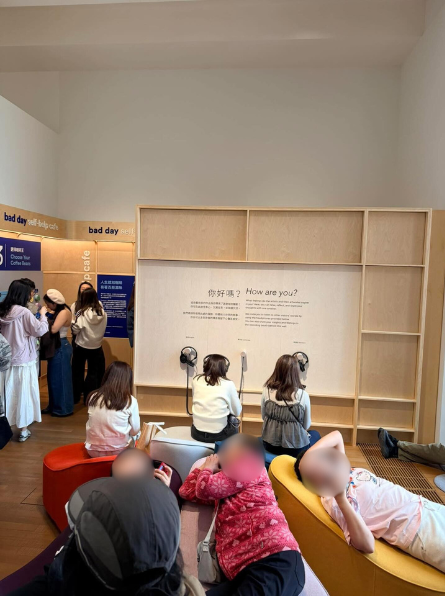 M+免費日爆亂象！展區慘變IKEA任攤玩手機 睇展時間淥杯麵都唔夠 網民嘲：行為藝術