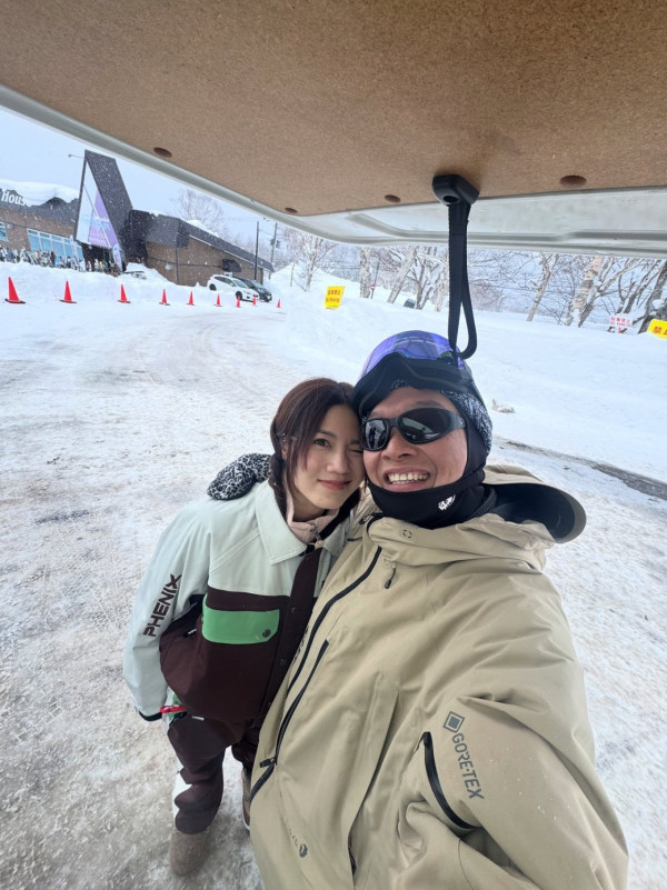 周秀娜被控告誹謗後首度現身！低調飛北海道散心 一男星護航揭最新近況