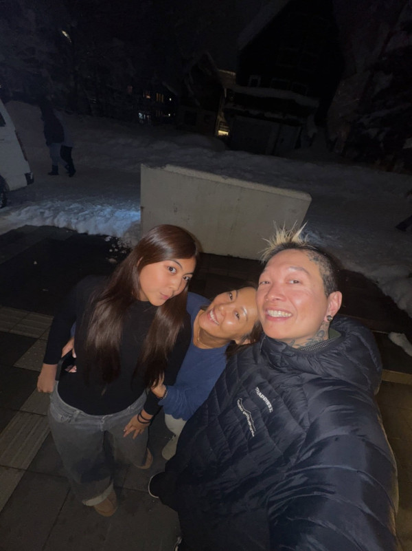 周秀娜被控告誹謗後首度現身！低調飛北海道散心 一男星護航揭最新近況