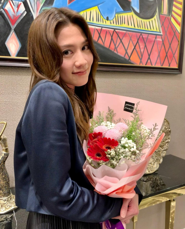 周秀娜被控告誹謗後首度現身！低調飛北海道散心 一男星護航揭最新近況