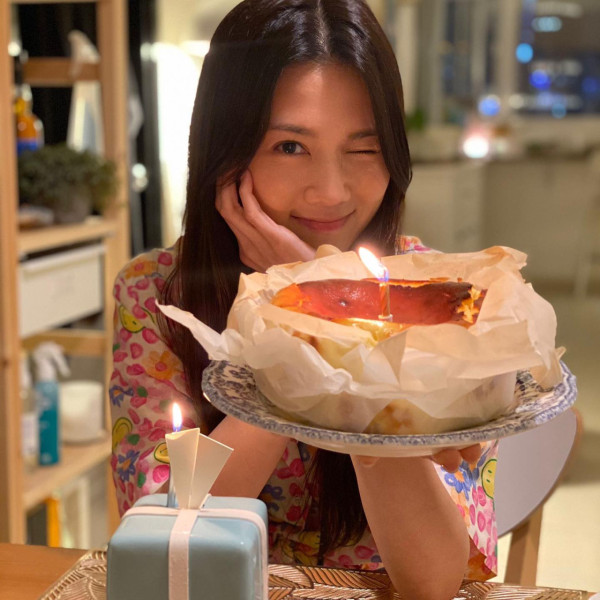 周秀娜被控告誹謗後首度現身！低調飛北海道散心 一男星護航揭最新近況