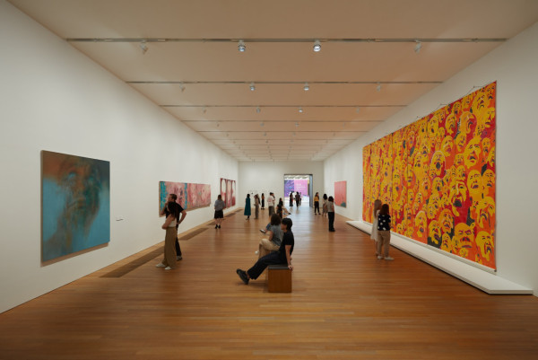 M+免費日爆亂象！展區慘變IKEA任攤玩手機 睇展時間淥杯麵都唔夠 網民嘲：行為藝術