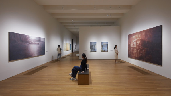 M+免費日爆亂象！展區慘變IKEA任攤玩手機 睇展時間淥杯麵都唔夠 網民嘲：行為藝術