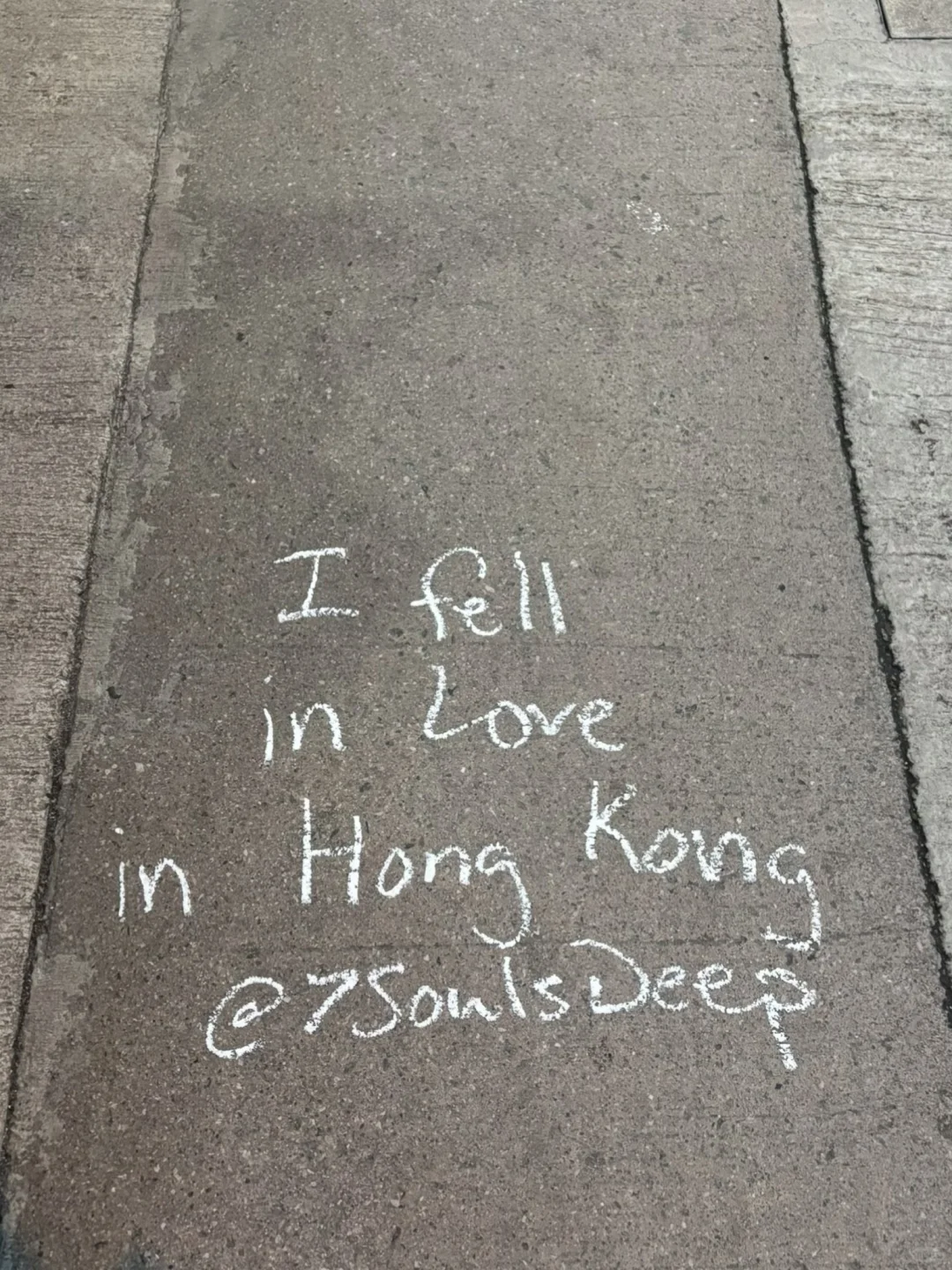 香港街頭驚現神秘浪漫塗鴉！「在香港墜入愛河」掀打卡熱潮 國際大師首度現身亞洲