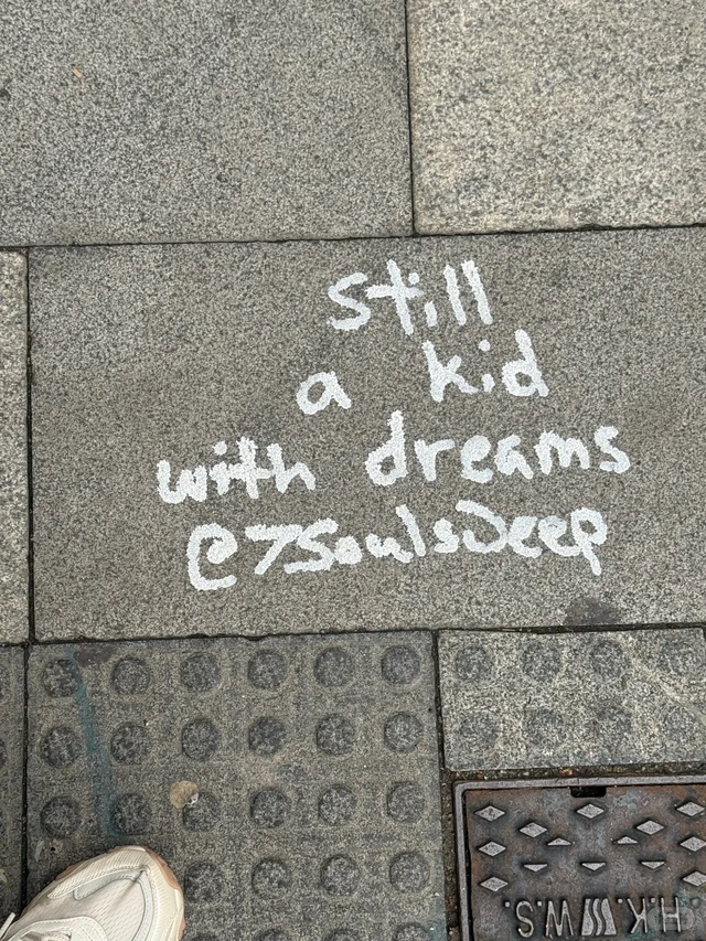 香港街頭驚現神秘浪漫塗鴉！「在香港墜入愛河」掀打卡熱潮 國際大師首度現身亞洲