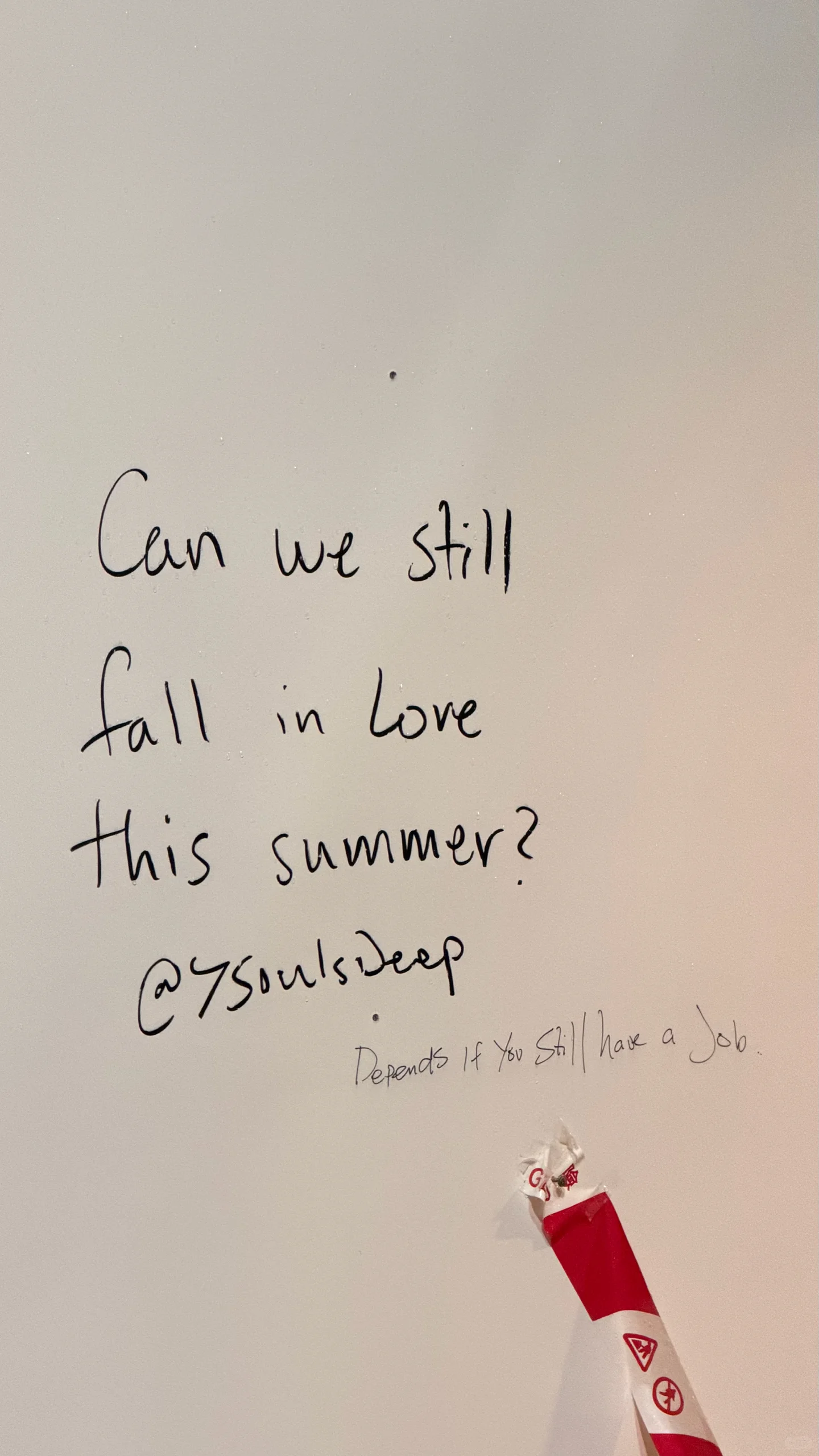 香港街頭驚現神秘浪漫塗鴉！「在香港墜入愛河」掀打卡熱潮 國際大師首度現身亞洲