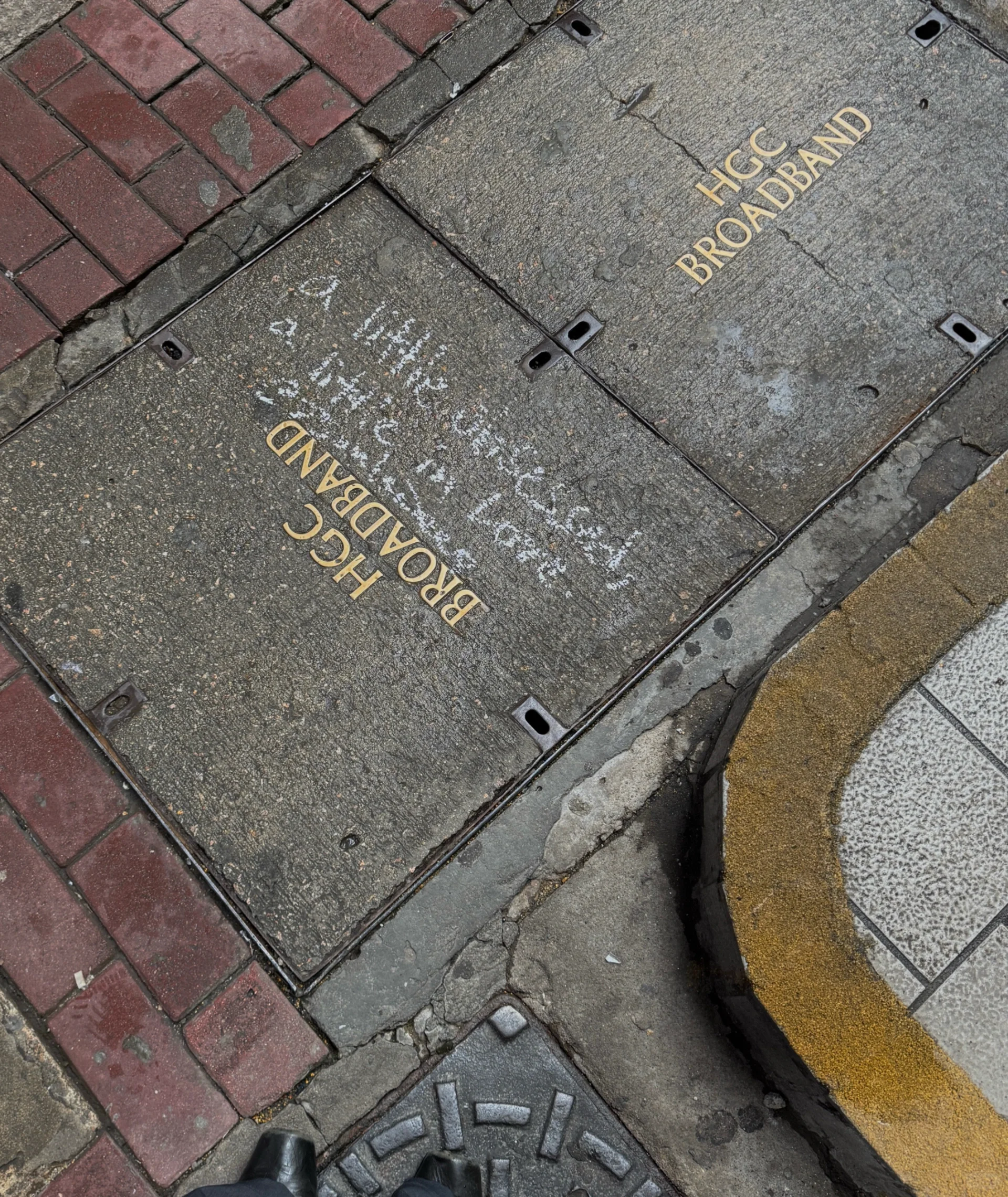 香港街頭驚現神秘浪漫塗鴉！「在香港墜入愛河」掀打卡熱潮 國際大師首度現身亞洲