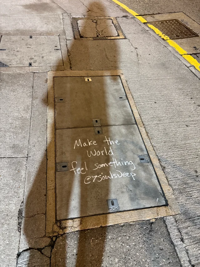 香港街頭驚現神秘浪漫塗鴉！「在香港墜入愛河」掀打卡熱潮 國際大師首度現身亞洲