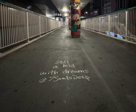 香港街頭驚現神秘浪漫塗鴉！「在香港墜入愛河」掀打卡熱潮 國際大師首度現身亞洲