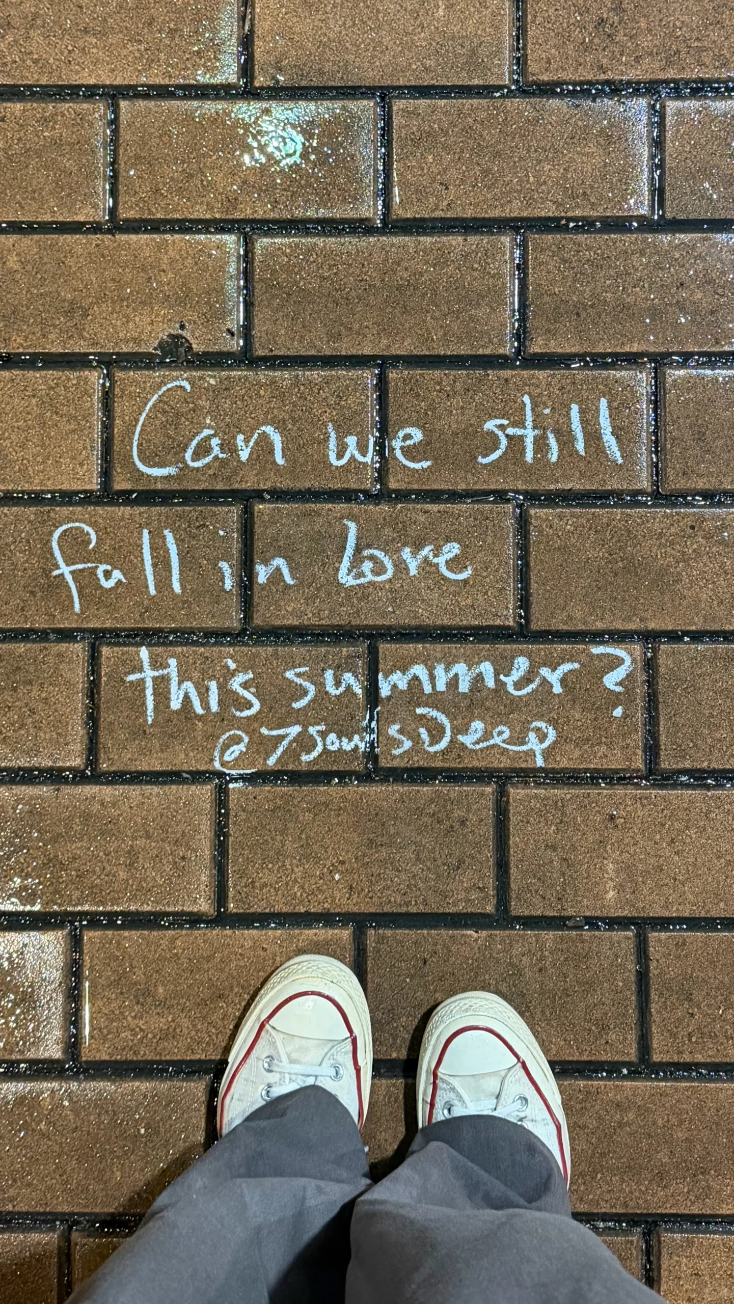 香港街頭驚現神秘浪漫塗鴉！「在香港墜入愛河」掀打卡熱潮 國際大師首度現身亞洲