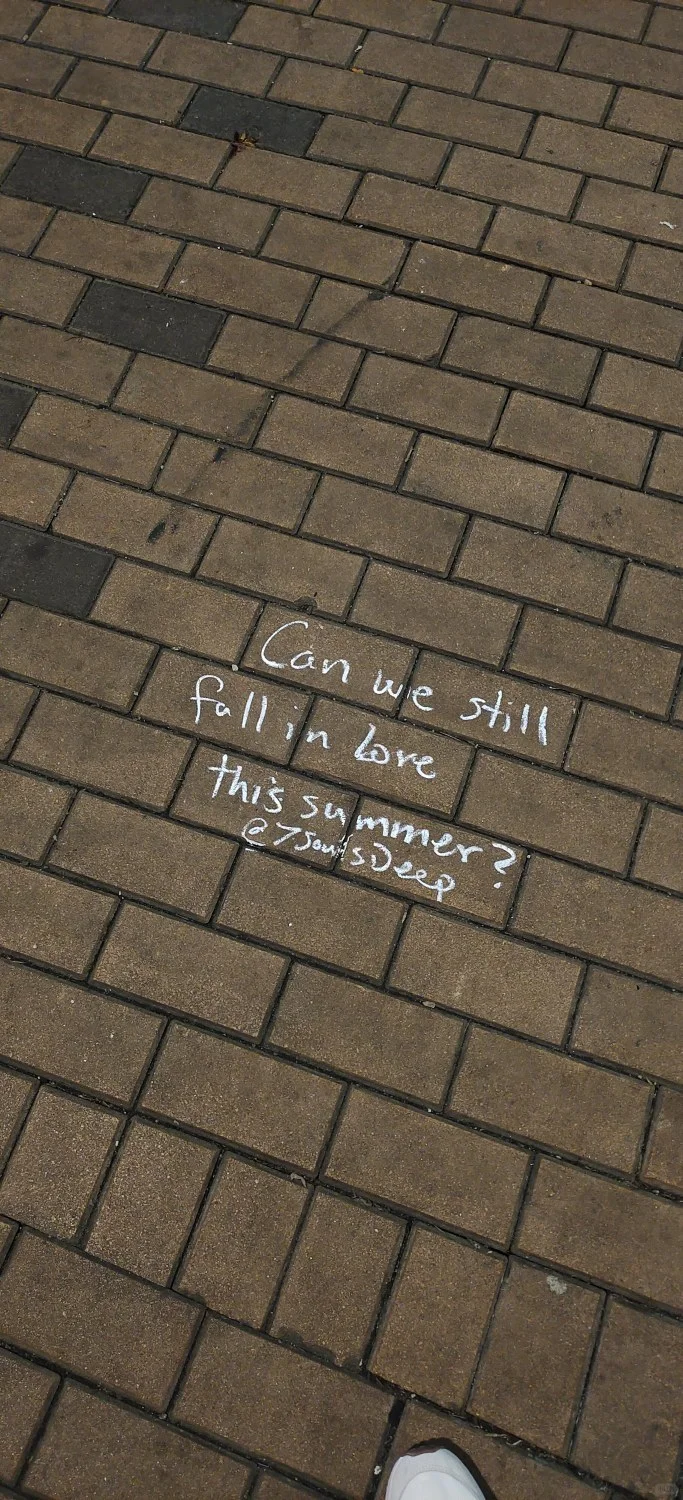 香港街頭驚現神秘浪漫塗鴉！「在香港墜入愛河」掀打卡熱潮 國際大師首度現身亞洲