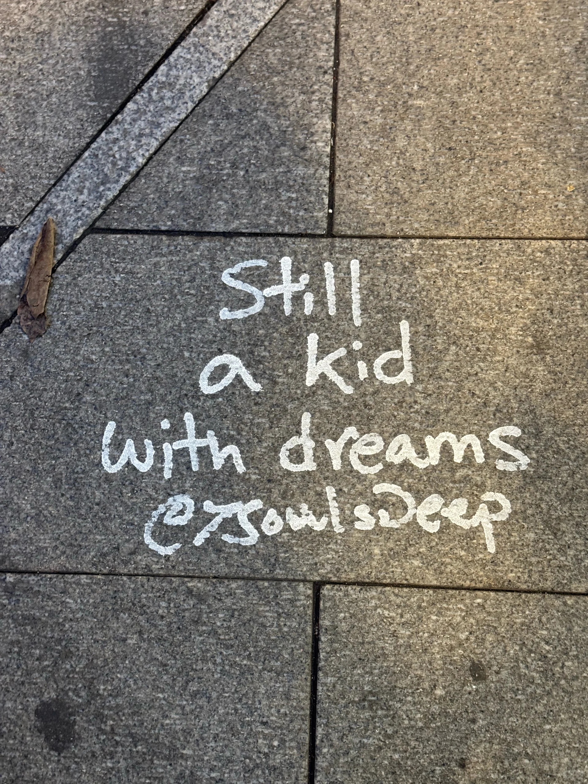 香港街頭驚現神秘浪漫塗鴉！「在香港墜入愛河」掀打卡熱潮 國際大師首度現身亞洲