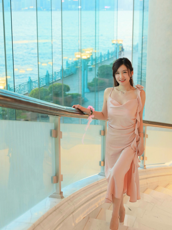 宅男女神結婚一年肚凸凸疑似懷佗B!近照孕味濃螞蟻腰消失!網民恭喜:係咪有咗?