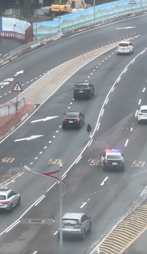 遊台港女迷失機場誤闖車道狂奔！穿過4線車道險象環生警車急截 