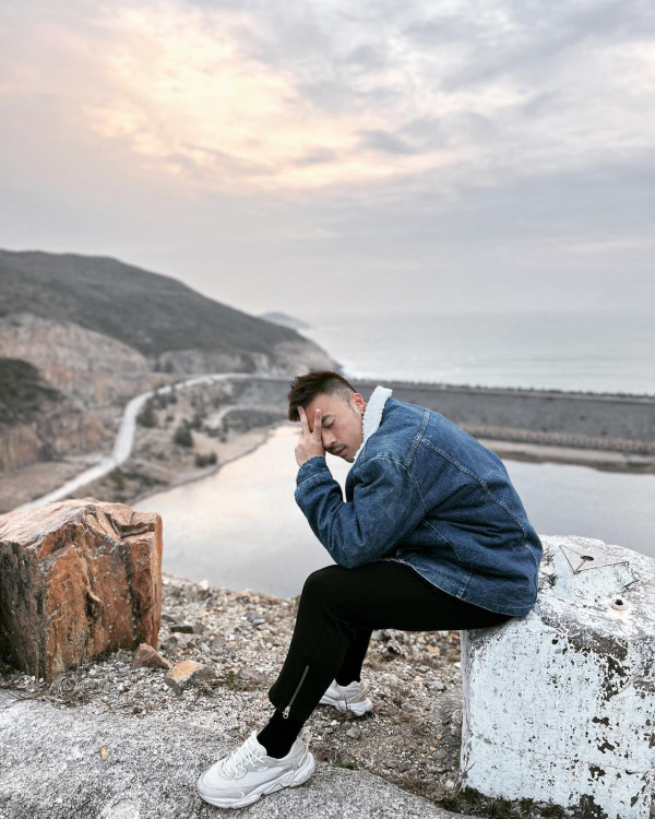 TVB上位小生突然公開戀情晒女友相！高調認愛惹粉絲哭訴︰集體失戀啦