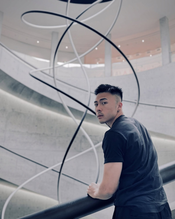 TVB上位小生突然公開戀情晒女友相！高調認愛惹粉絲哭訴︰集體失戀啦