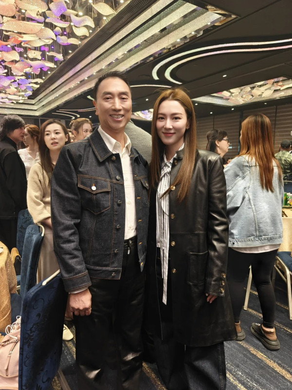 鄔友正翁嘉穗佘詩曼3人世紀合照曝光！7字大方親回昔日有冇追過阿佘？