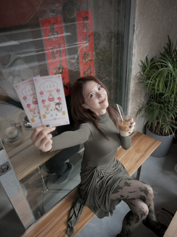 陳曉華超貼身裙二度發育晒上圍曲線！性感黑絲翹腿衝擊網民眼球︰無得頂