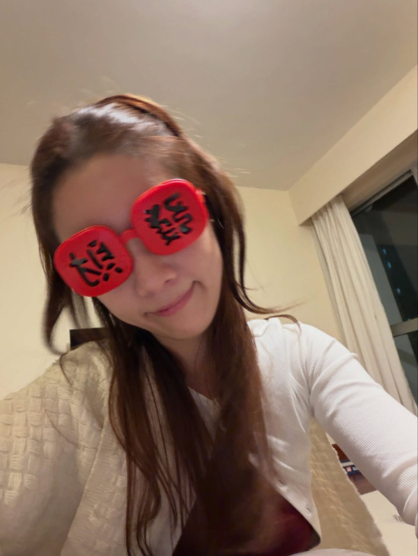 陳曉華罕晒泳衣蛇腰海邊性感大解放！尺度只限閨蜜同行連陳煒都睇到嘩嘩聲