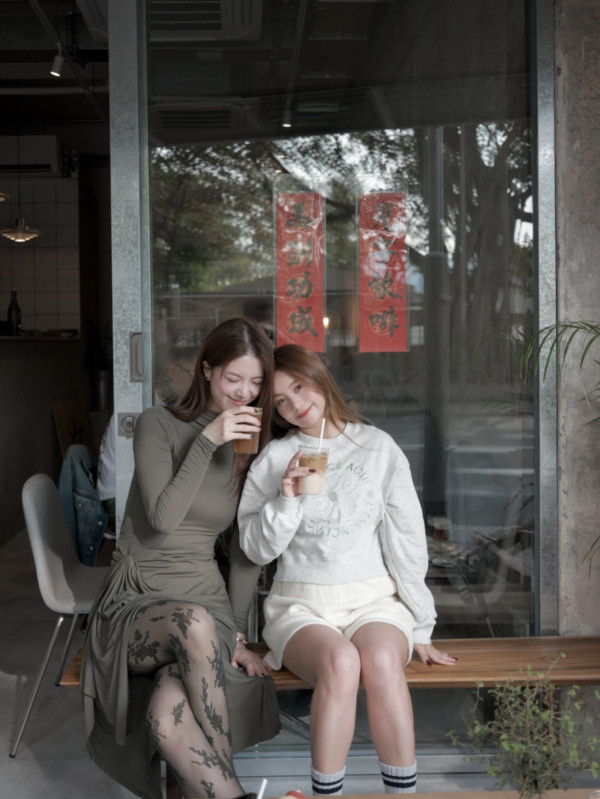 陳曉華超貼身裙二度發育晒上圍曲線！性感黑絲翹腿衝擊網民眼球︰無得頂