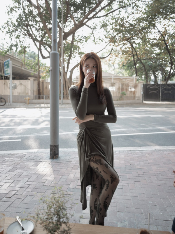 陳曉華超貼身裙二度發育晒上圍曲線！性感黑絲翹腿衝擊網民眼球︰無得頂