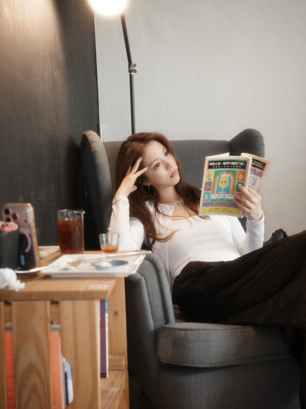 陳曉華超貼身裙二度發育晒上圍曲線！性感黑絲翹腿衝擊網民眼球︰無得頂