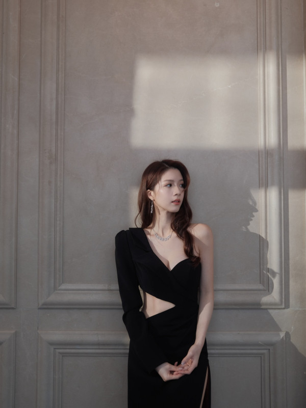 陳曉華超貼身裙二度發育晒上圍曲線！性感黑絲翹腿衝擊網民眼球︰無得頂