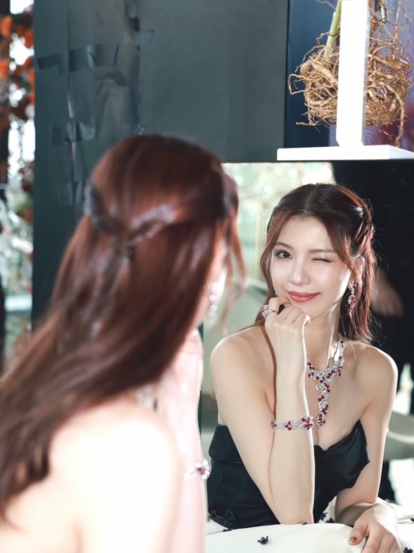 陳曉華超貼身裙二度發育晒上圍曲線！性感黑絲翹腿衝擊網民眼球︰無得頂