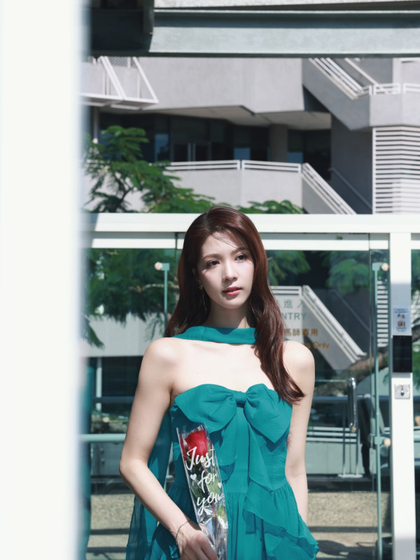 陳曉華超貼身裙二度發育晒上圍曲線！性感黑絲翹腿衝擊網民眼球︰無得頂