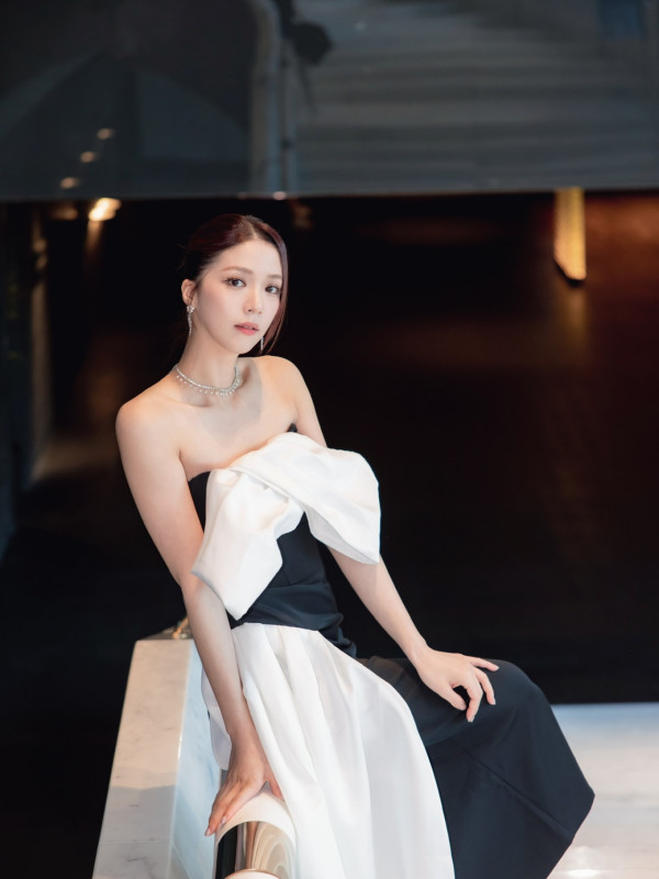 陳曉華超貼身裙二度發育晒上圍曲線！性感黑絲翹腿衝擊網民眼球︰無得頂