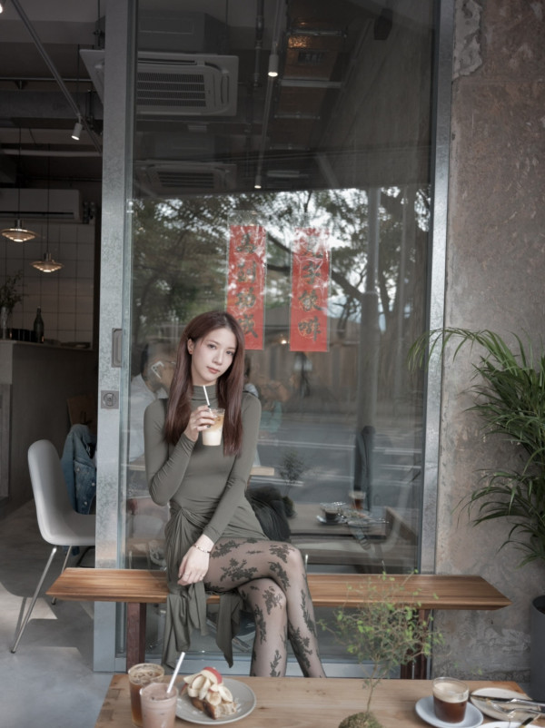 陳曉華超貼身裙二度發育晒上圍曲線！性感黑絲翹腿衝擊網民眼球︰無得頂