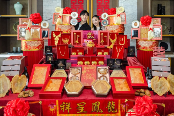 32歲跳高女神楊文蔚過大禮閃爆全場！牙醫未婚夫豪氣聘禮鋪滿枱 巨型龍鳳鈪盡顯氣派