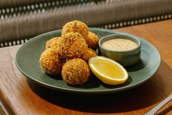 尖沙咀金普頓酒店全天候餐廳正式開幕 主推第三文化概念廚房/嚐盡中西環球美食