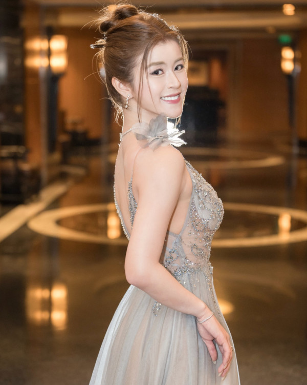 港姐冠軍陳詠詩激晒超低胸大解放！胸前自拍極震撼「湯碗胸」後繼有人