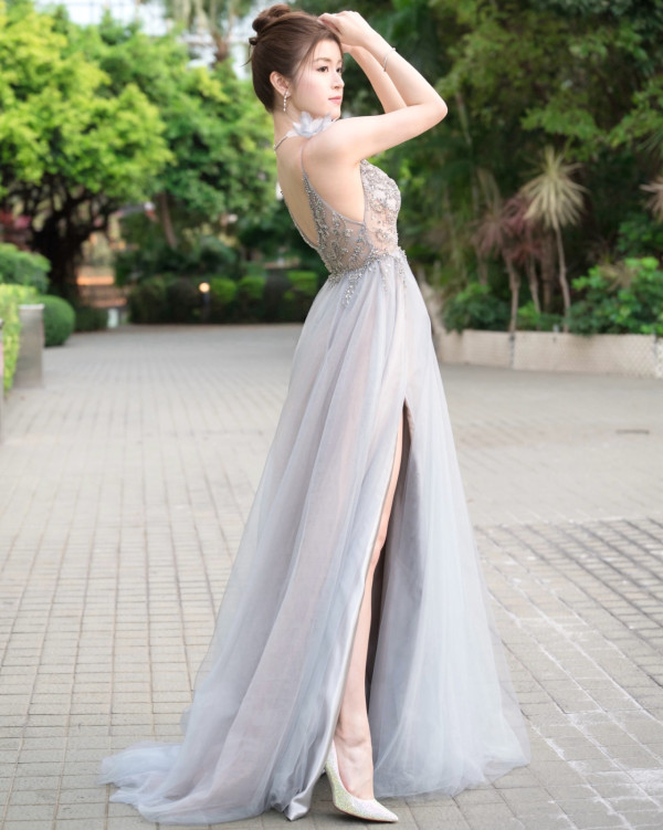 港姐冠軍陳詠詩激晒超低胸大解放！胸前自拍極震撼「湯碗胸」後繼有人