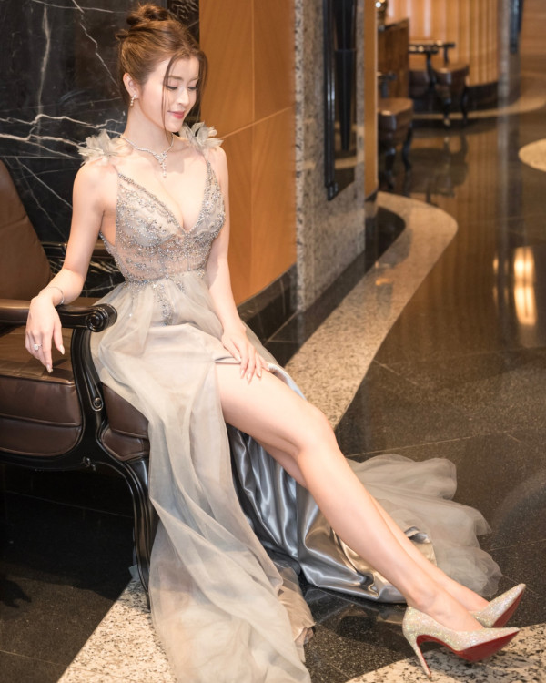 港姐冠軍陳詠詩激晒超低胸大解放！胸前自拍極震撼「湯碗胸」後繼有人