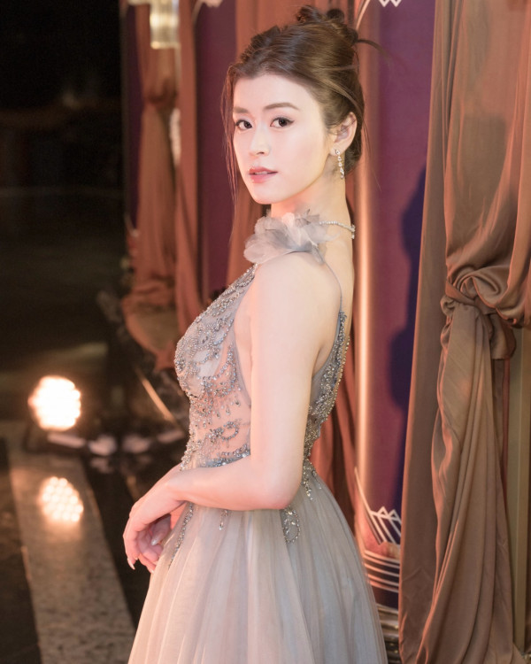 港姐冠軍陳詠詩激晒超低胸大解放！胸前自拍極震撼「湯碗胸」後繼有人