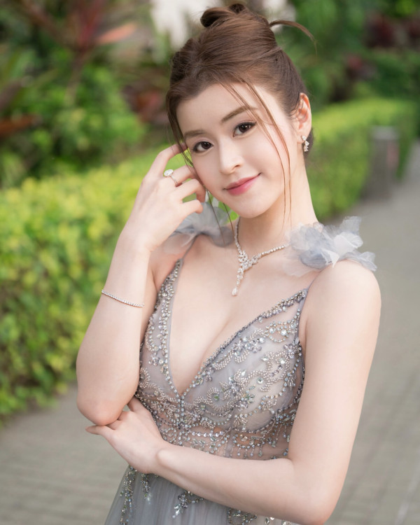 港姐冠軍陳詠詩激晒超低胸大解放！胸前自拍極震撼「湯碗胸」後繼有人