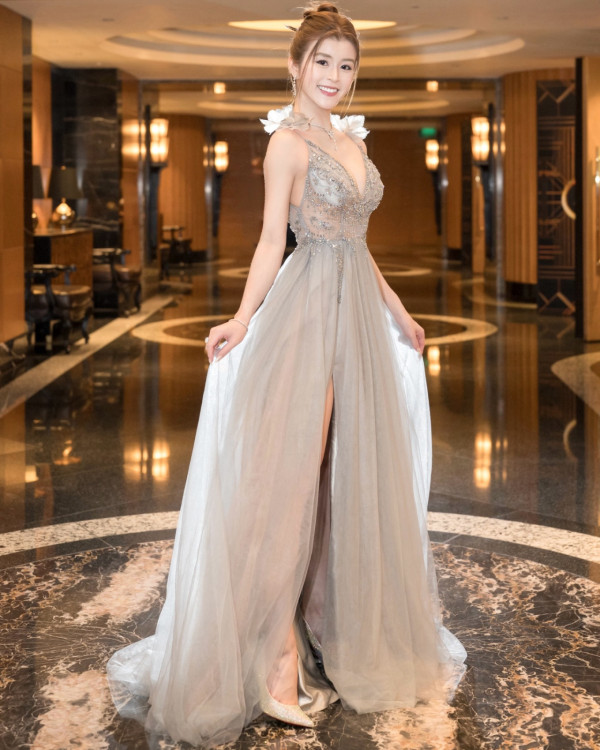 港姐冠軍陳詠詩激晒超低胸大解放！胸前自拍極震撼「湯碗胸」後繼有人