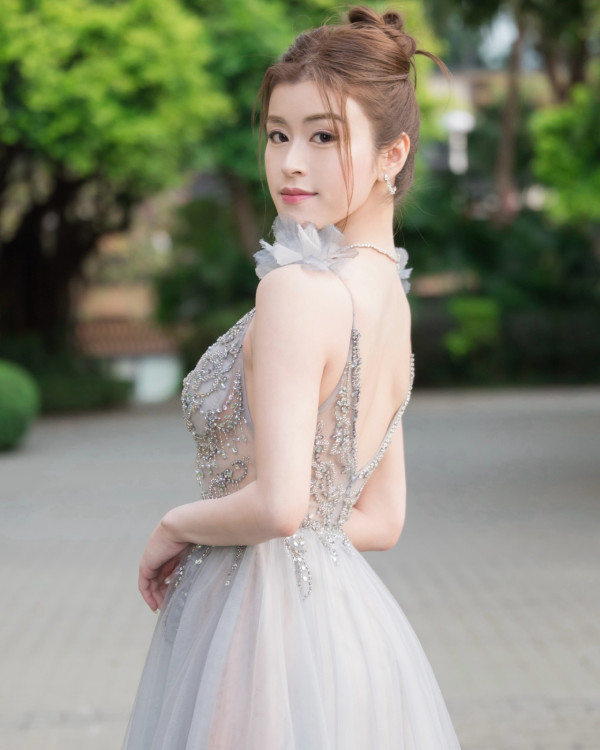 港姐冠軍陳詠詩激晒超低胸大解放！胸前自拍極震撼「湯碗胸」後繼有人