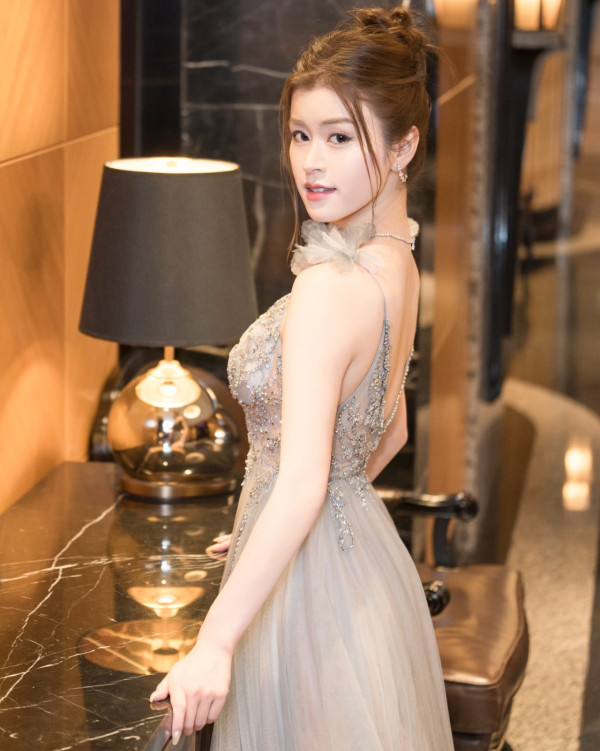 港姐冠軍陳詠詩激晒超低胸大解放！胸前自拍極震撼「湯碗胸」後繼有人