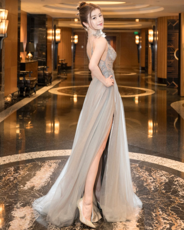 港姐冠軍陳詠詩激晒超低胸大解放！胸前自拍極震撼「湯碗胸」後繼有人