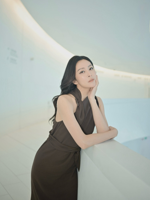 張曦雯齊瀏海新髮型如改頭換面！形象超精緻氣質大不同獲誇讚︰人間芭比