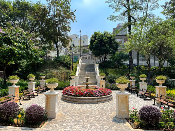 極似歐洲！山頂隱世「愛麗絲夢遊仙境」遊百年港督別墅 附4大打卡位路線