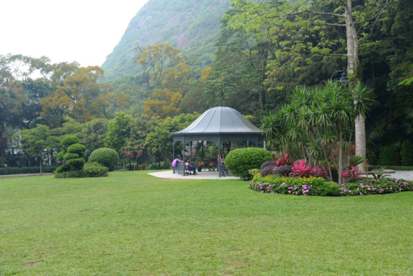 極似歐洲！山頂隱世「愛麗絲夢遊仙境」遊百年港督別墅 附4大打卡位路線