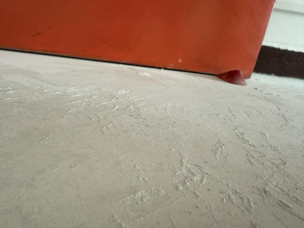 公屋收樓離奇設計大中伏？大門竟然幾乎貼地（截圖：Facebook@公屋討論區）