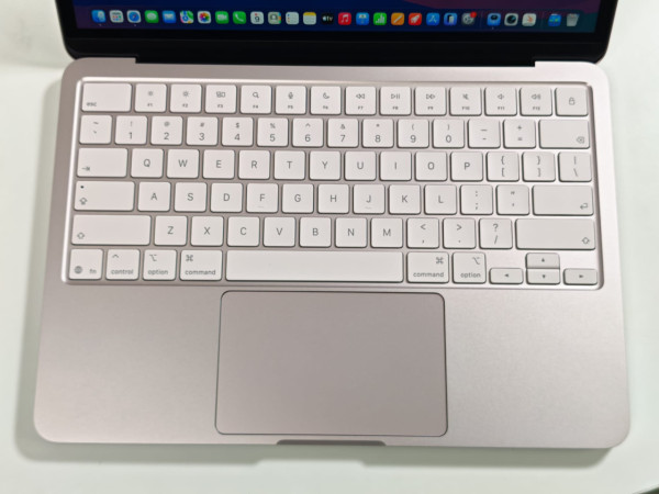 Apple MacBook Neo實測！$3,999 買到正宗 MacBook？A18 Pro 晶片 AI 執相、改寫文件一樣掂