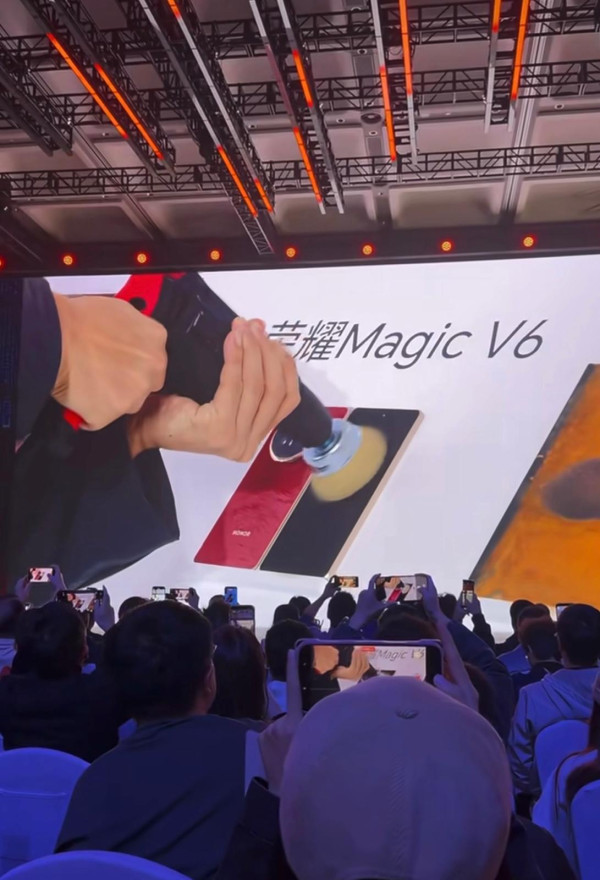 摺機注定一跌就爛？Honor Magic V6 挑戰 「地獄測試」 即睇硬食角磨機、單槓吊人結果