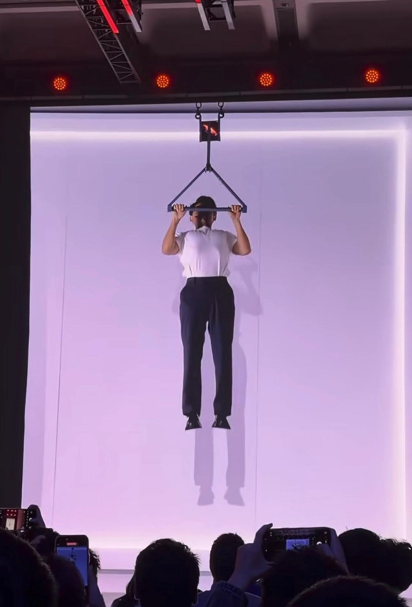 摺機注定一跌就爛？Honor Magic V6 挑戰 「地獄測試」 即睇硬食角磨機、單槓吊人結果